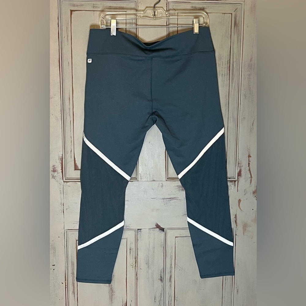 NWT Fabletics Brogan Reflective short leggings capri XL - Picture 2 of 3
